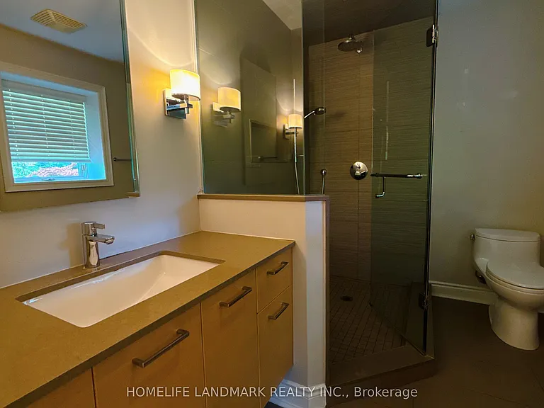 2062 Glenforest Cres — Photo 10