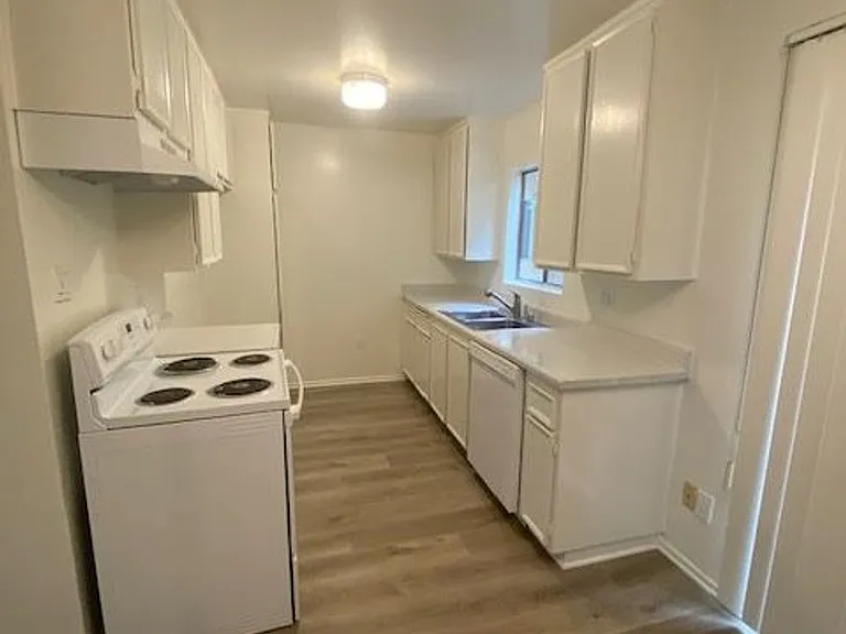 10644 Eastborne Ave — Photo 12