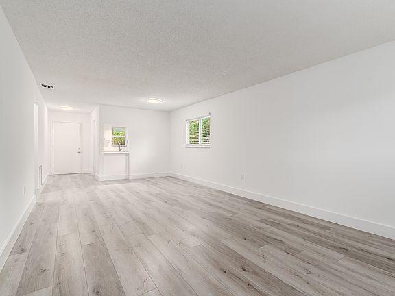 3rd image of 644 SW Cleveland Ave APT 6
