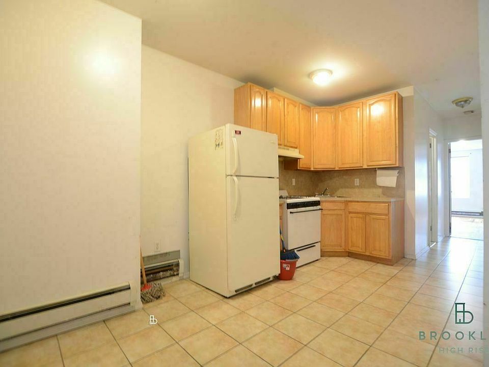 2nd image of 143 Maujer St #4L