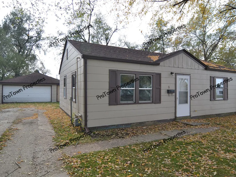 8 Girard Blvd