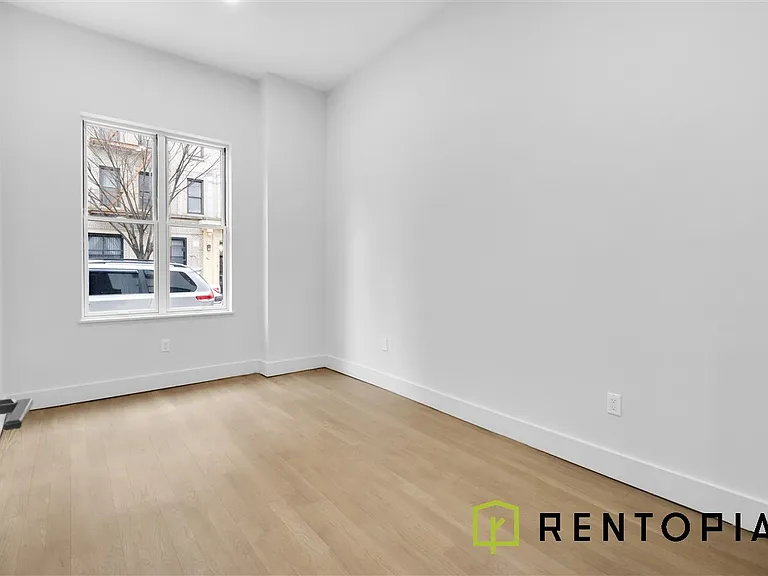 379 S 1st St #1B — Photo 2