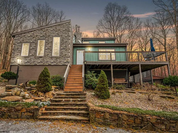 201 Gandalf Rd, Masontown, WV 26542