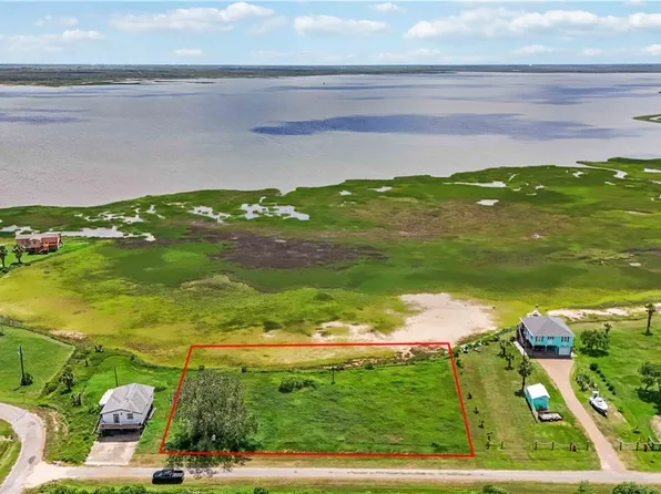 805 Powderhorn Ln, Port Lavaca, TX 77979