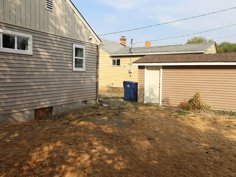 418 E Hawthorne Rd — Photo 10