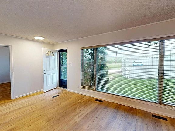 4th image of 393 Railway St