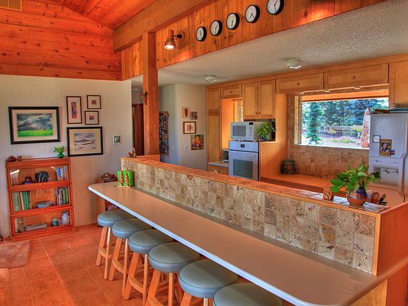 Breakfast Bar and Kitchen