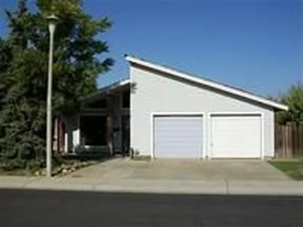 5725 E Comanche Dr, Manteca, CA 95336