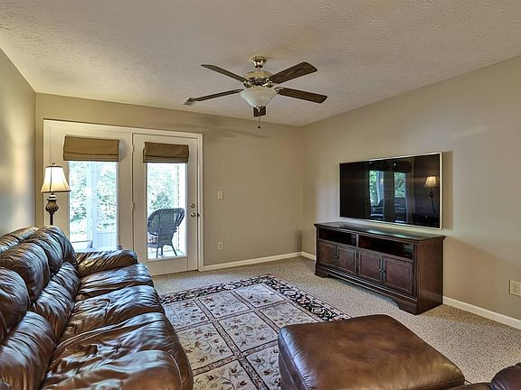 5th image of 412 Marian Ln APT 3