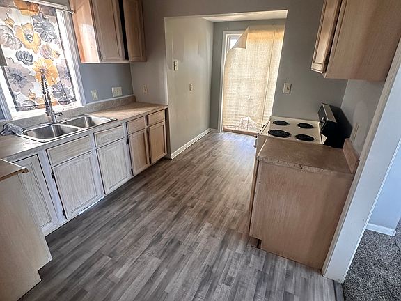 4th image of 107 N Valley St