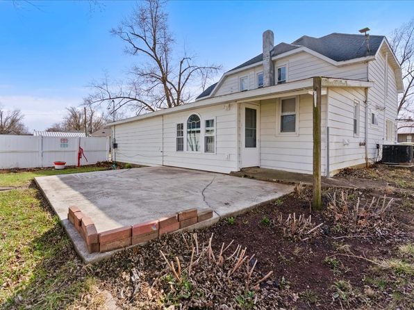 400 S 2nd St, Wapella, IL 61777