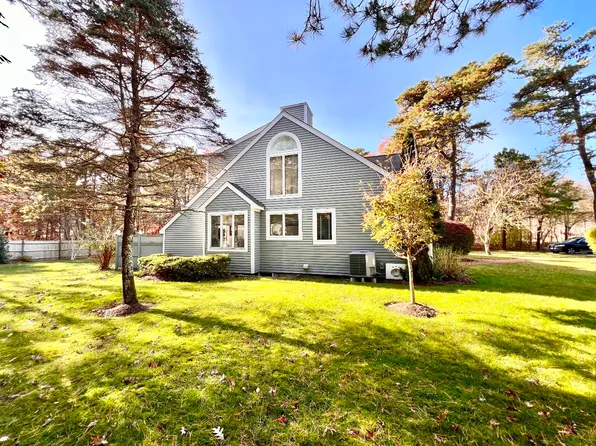 21 Meetinghouse Village Way, Edgartown, MA 02539