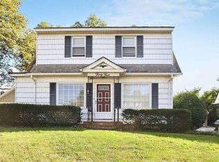 34 Butler St, Glen Cove, NY 11542