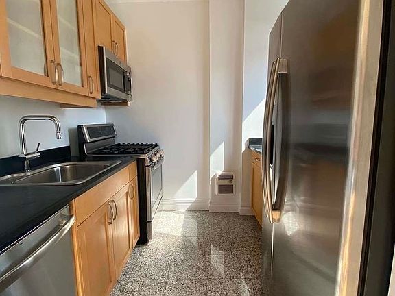 5th image of 401 E 60th St #90