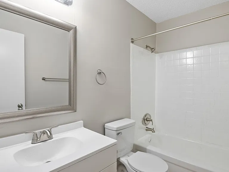 Colonial Pointe Apartments — Photo 15