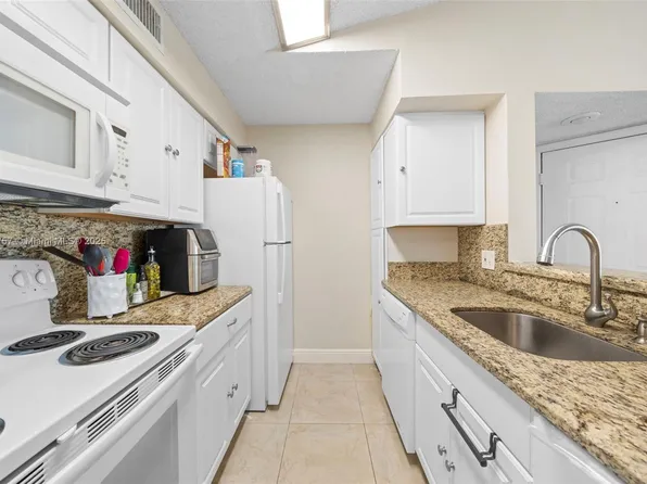 2866 S University Dr APT 5303, Davie, FL 33328