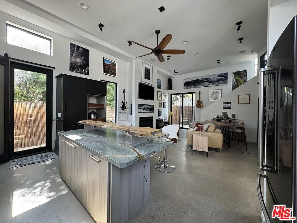 1 bed, 2.0 bath, 1200 sqft, $4,895 — Photo 3