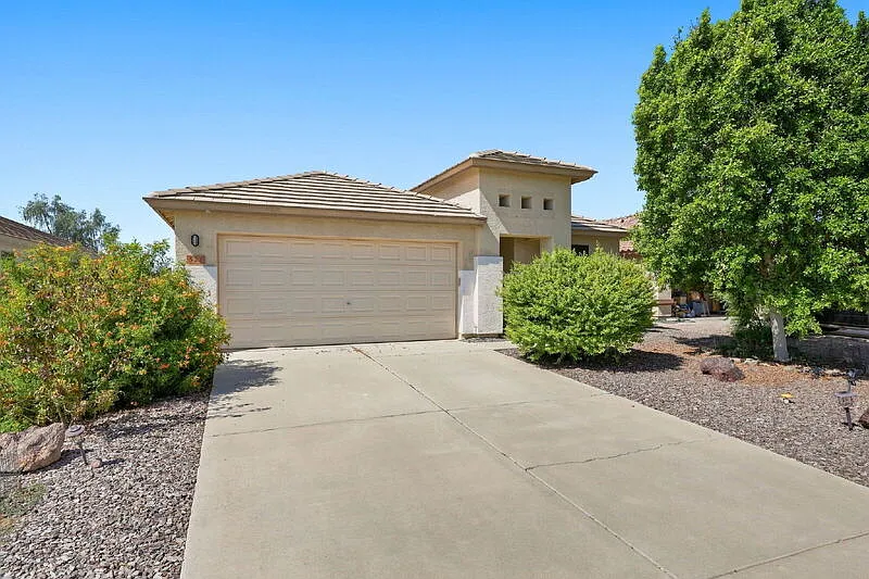 4 bed, 3.0 bath, 1840 sqft, $2,600 — Photo 2