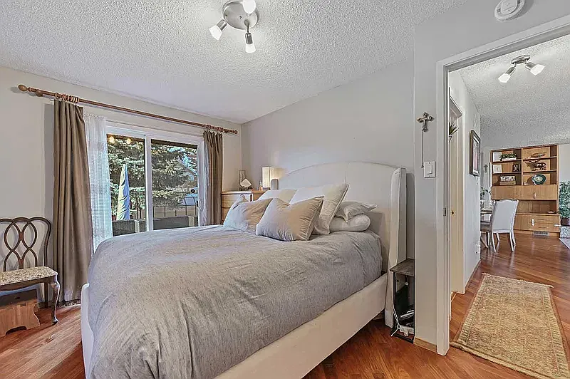 Beautifully maintained and extensively upgraded home — Photo 4