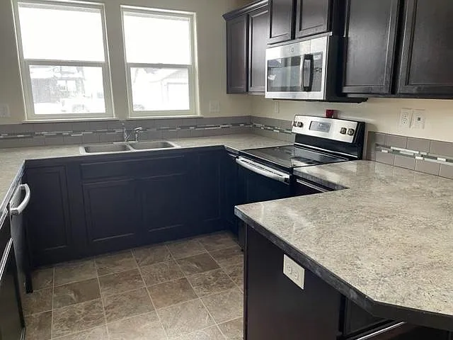 3 bed, 1242 sqft, $1,900 — Photo 4