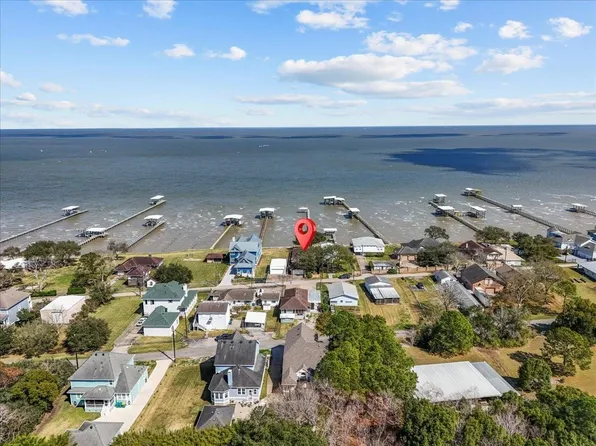 2823 Bayshore Dr, Bacliff, TX 77518