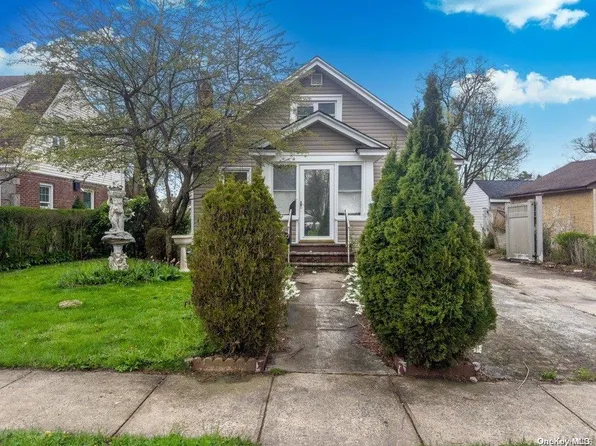 99 Evans Avenue, Freeport, NY 11520
