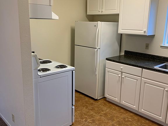 2nd image of 410 1/2 E Elm St