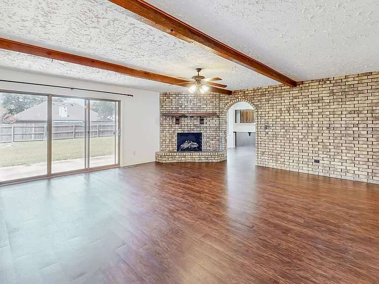 4004 S Maple Ave — Photo 2