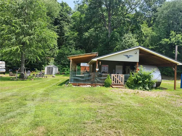 110 Kiski Camp Dr, Leechburg, PA 15656