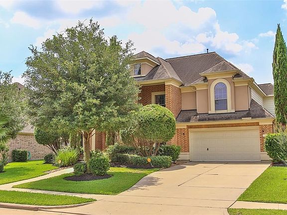 With quick easy access to the Berry Center, Towne Lake and the 290 corridor, you don't want to pass this one by.