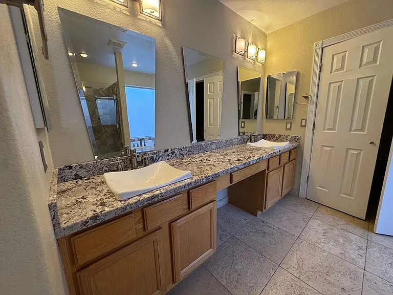 1510 E Charleston Ave — Photo 13
