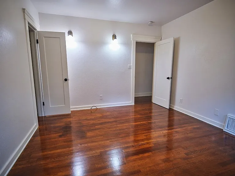 935 E Clinton Ave — Photo 19