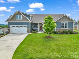 27 Spelter St, Hendersonville, NC 28792