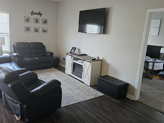 5th image of 914 Baden Manor Dr