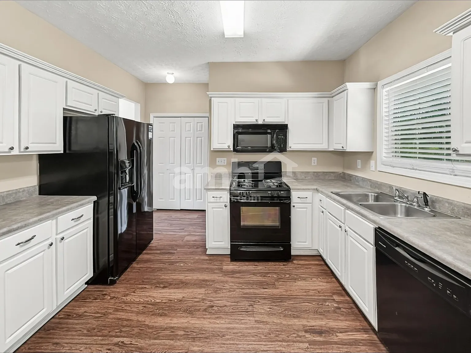 4 bed, 2.5 bath, 2026 sqft, $2,390 — Photo 4