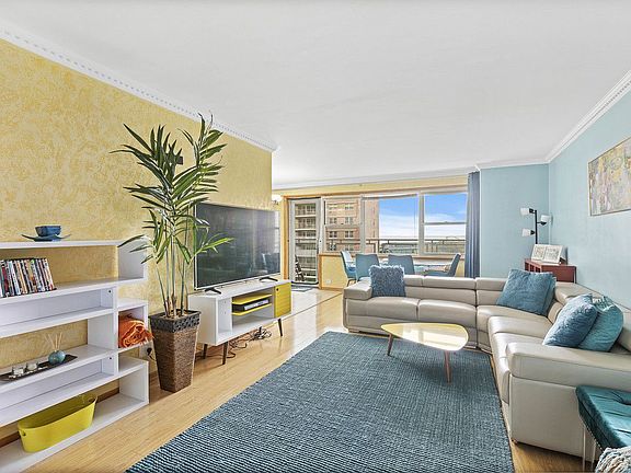 4th image of 2932 W 5th St APT 8F