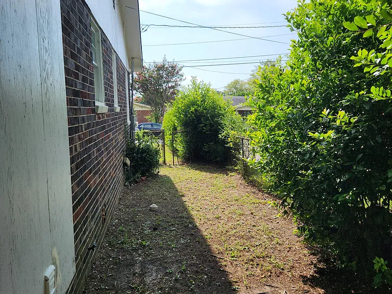 836 Edwards Ave — Photo 2