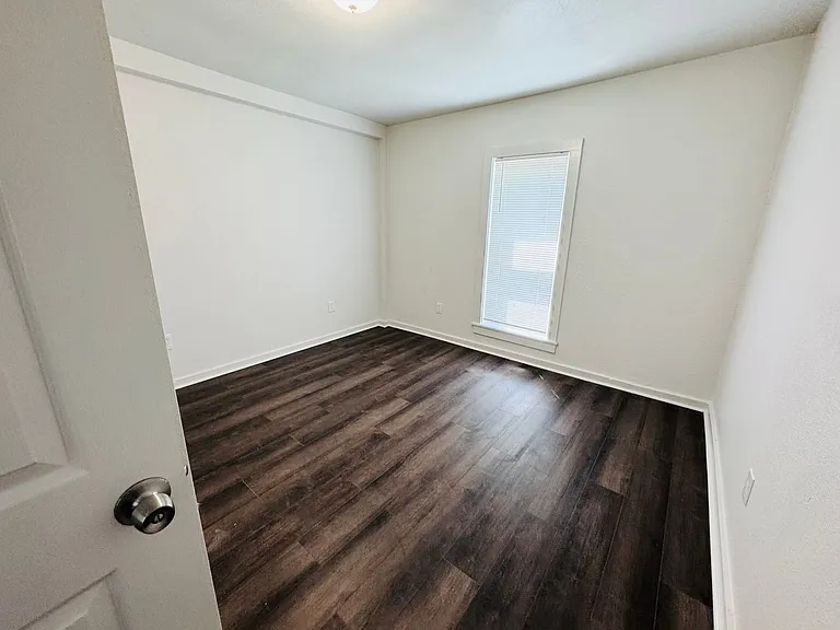 2127 N 71st Ave — Photo 13