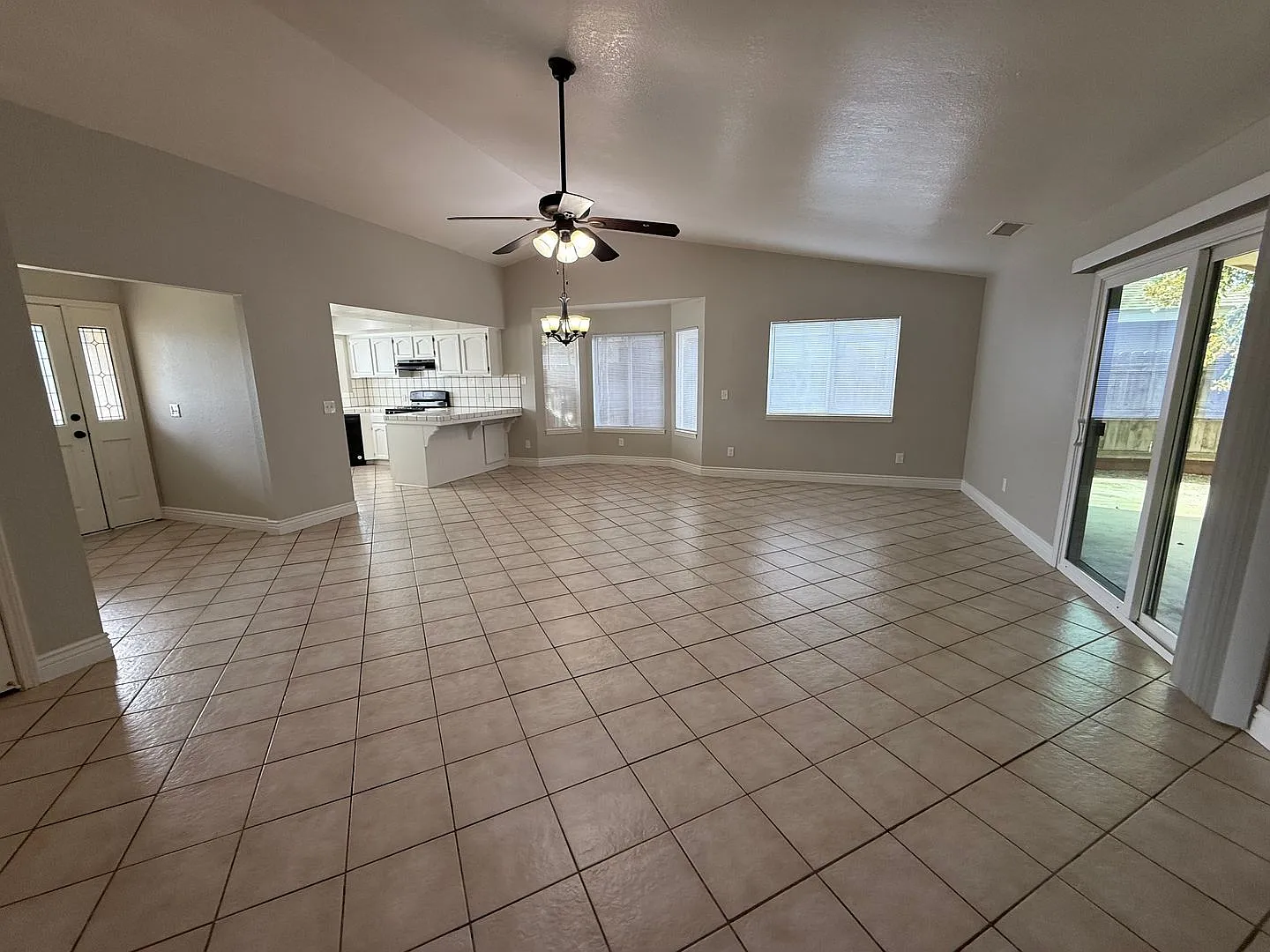 Spacious Home in Porterville — Photo 3