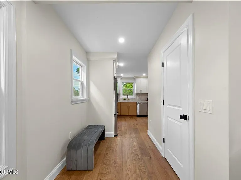 824 Dunlewy St — Photo 19