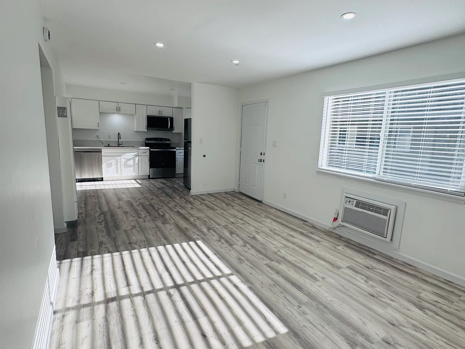 2 bed, 750 sqft, $1,900 — Photo 2