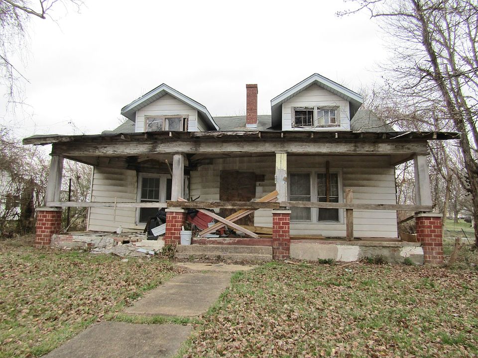 1st image of 826 Church St W