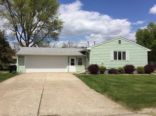 213 E 13th St, Vinton, IA 52349