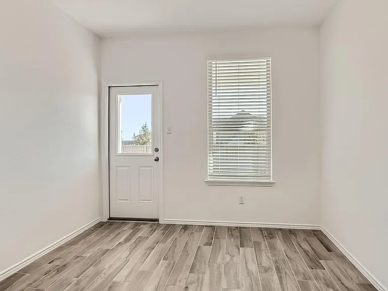 140 Bennington Dr — Photo 11