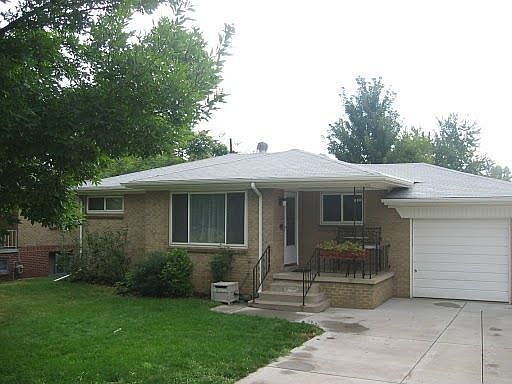 Front of home w/ 1car garage