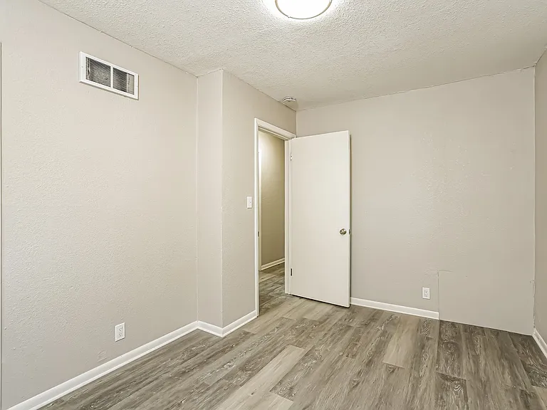 1583682_010_bedroom_12870162.jpg