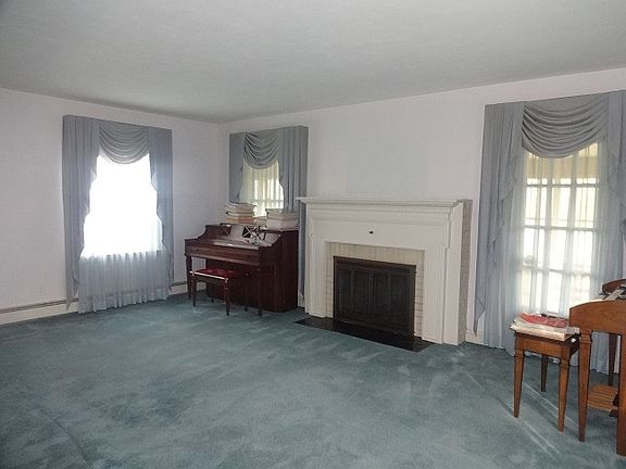 LIVING ROOM WITH FRENCH DOOR