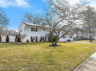 14 Arlington Dr, Howell, NJ