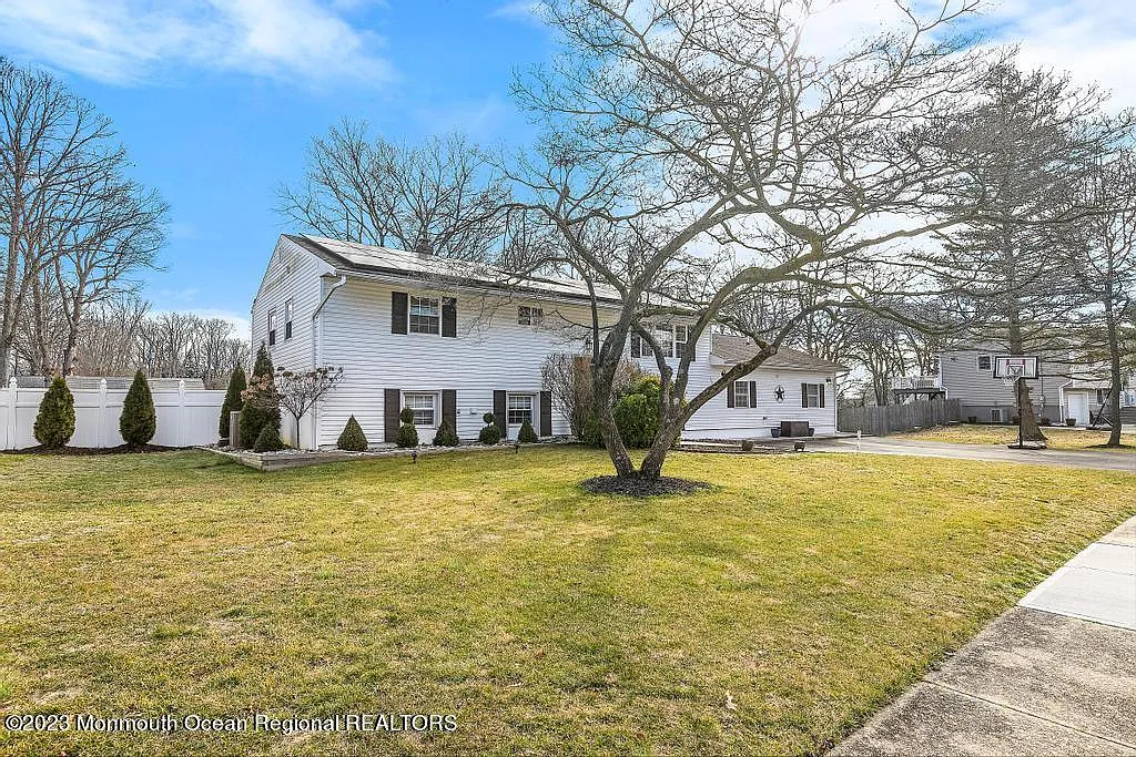 14 Arlington Drive photo 1