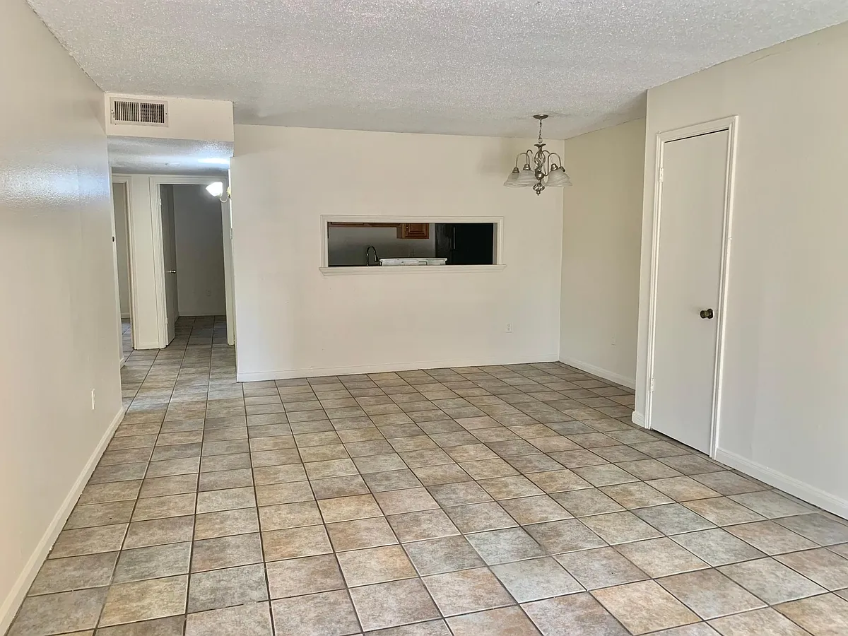 Building Photo - 709 Vouray Dr